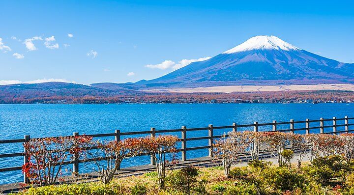 Lago Yamanaka con vista sul Monte Fuji in lontananza.