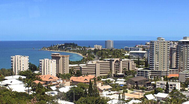 Skyline di Noumea, Nuova Caledonia, con vista sul mare.