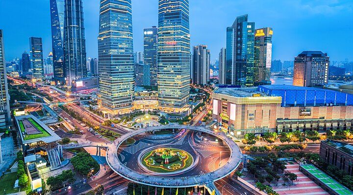 Il distretto finanziario di Lujiazui a Shanghai con grattacieli illuminati.