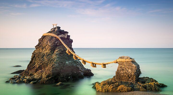 Le rocce Meoto Iwa unite da una corda nel mare di Ise, Giappone.
