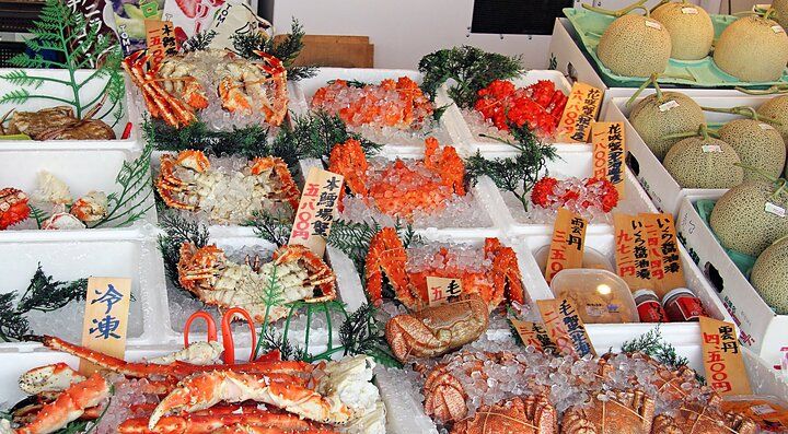 Bancarella di pesce fresco al mercato Nijo di Sapporo.