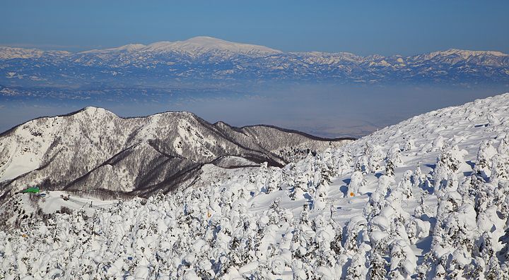 Panorama innevato del Monte Gassan in Giappone con cielo limpido.
