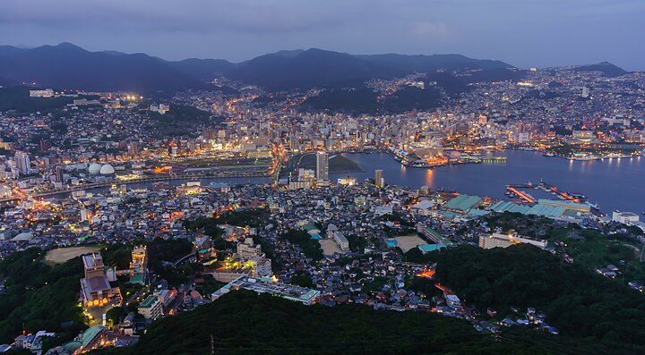 Vista notturna panoramica della città di Nagasaki dal Monte Inasa.