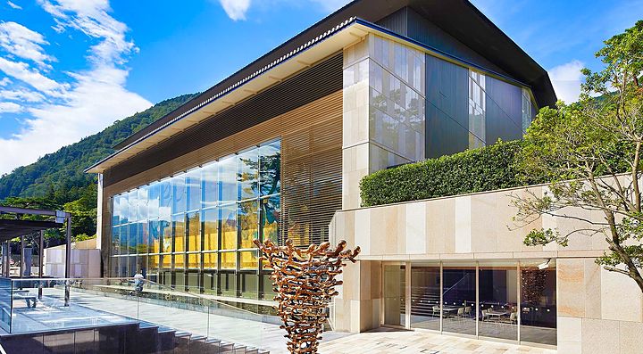 L'edificio moderno del Museo Okada immerso nella natura.