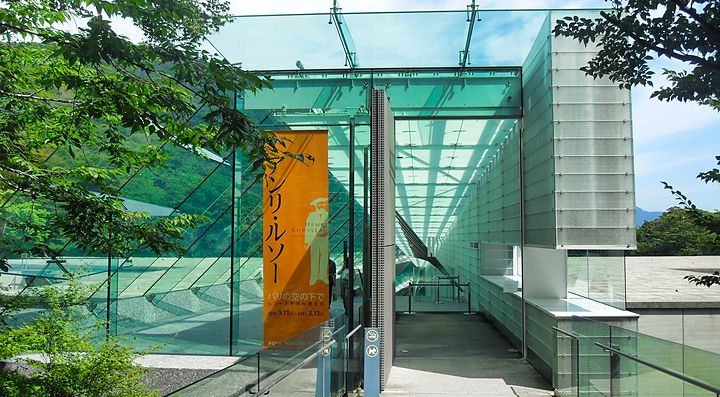 Ingresso moderno di un museo con struttura in vetro.