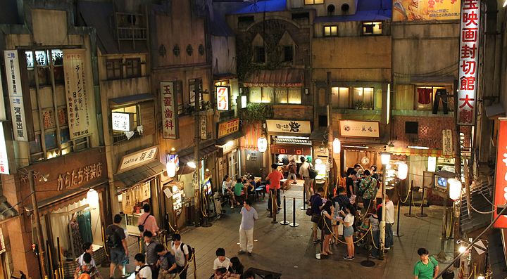 Interno del Museo del Ramen a Yokohama con visitatori e stand di ramen.