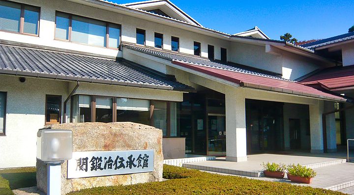 Ingresso del Museo delle Spade a Seki, Giappone.