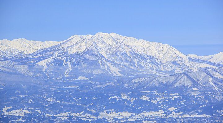 Montagne innevate di Myoko Kogen sotto un cielo azzurro.