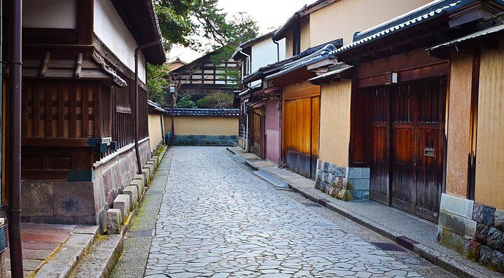Strada tradizionale nel quartiere Nagamachi con case in stile giapponese.