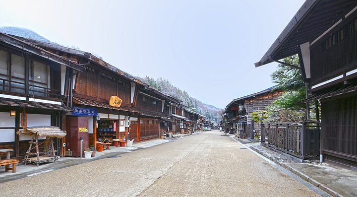 Strada tradizionale giapponese a Narai con edifici in legno.