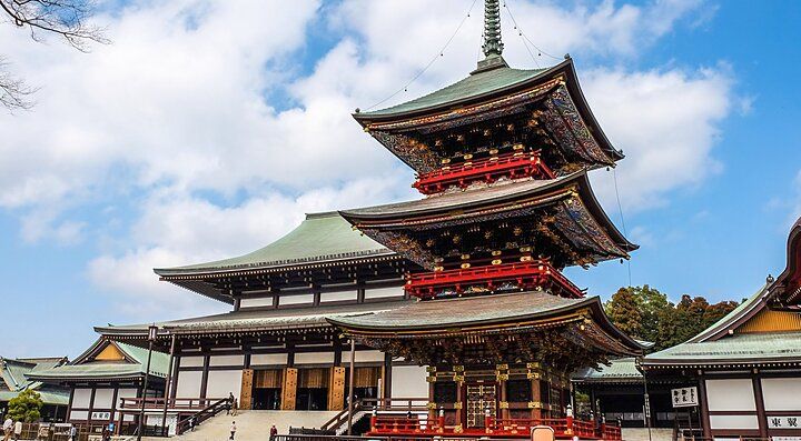Il Tempio Naritasan Shinshoji in Giappone sotto un cielo azzurro.