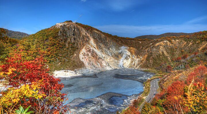 Valle vulcanica a Noboribetsu con colori autunnali.