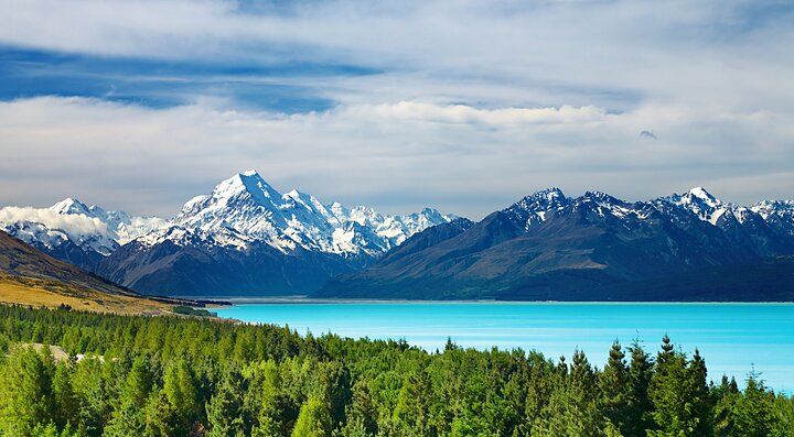 Montagne innevate e lago turchese in Nuova Zelanda.