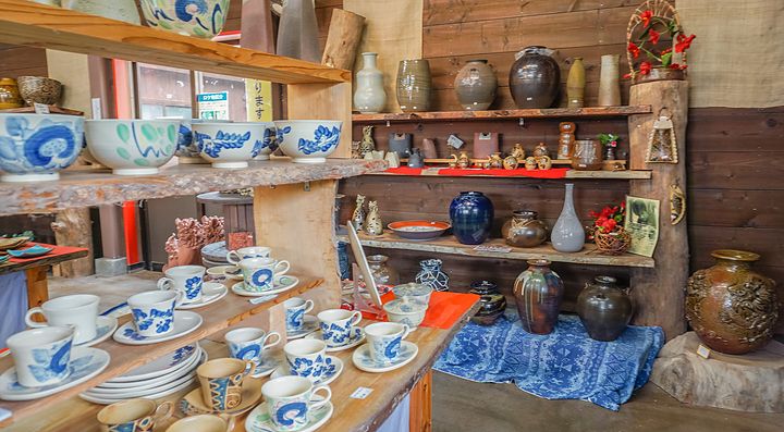 Ceramiche tradizionali in esposizione a Okinawa World.