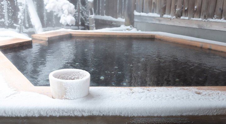 Vasca termale giapponese a Okuhida Onsen in inverno.
