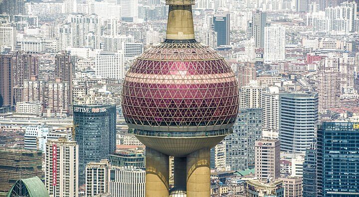 La Torre della Perla Orientale a Shanghai con lo skyline sullo sfondo.