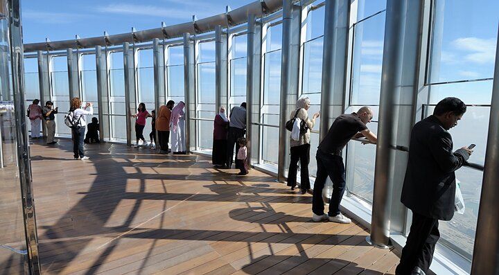 Visitatori ammirano la vista all'osservatorio del Burj Khalifa.