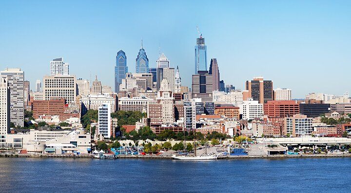 Skyline di Philadelphia con grattacieli, vista dal fiume.