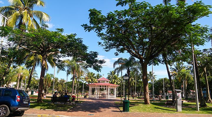 La Place des Cocotiers con palme e padiglione centrale.