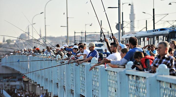 Persone che pescano sul Ponte di Galata a Istanbul.