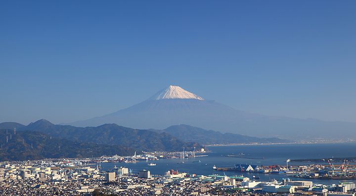 Porto di Shimizu con vista sul Monte Fuji in lontananza.