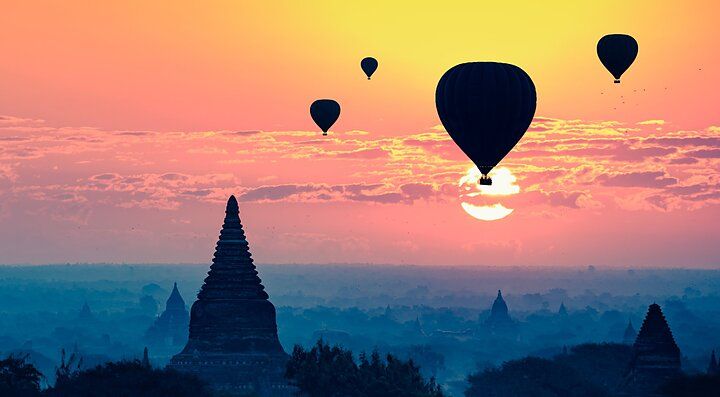 Mongolfiere al tramonto sopra i templi di Bagan in Birmania.
