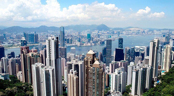 Vista panoramica di Hong Kong con grattacieli e porto.