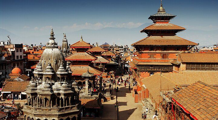 Panorama di antichi templi tradizionali in Nepal con cielo limpido.