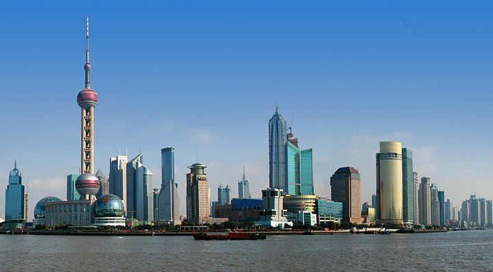 Skyline di Shanghai con l'Oriental Pearl Tower e grattacieli.