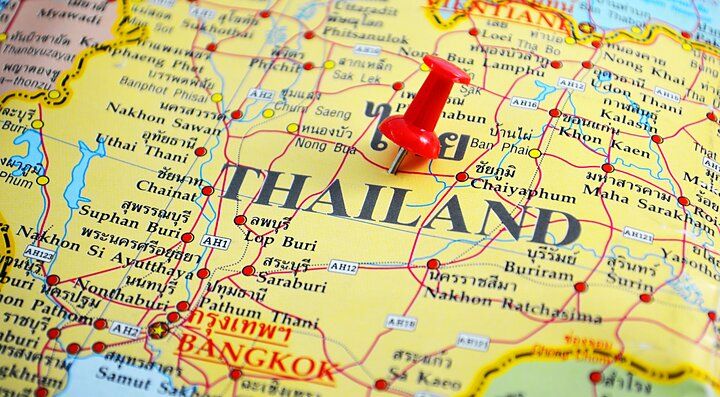 Mappa dettagliata della Thailandia con spillo rosso su di essa.