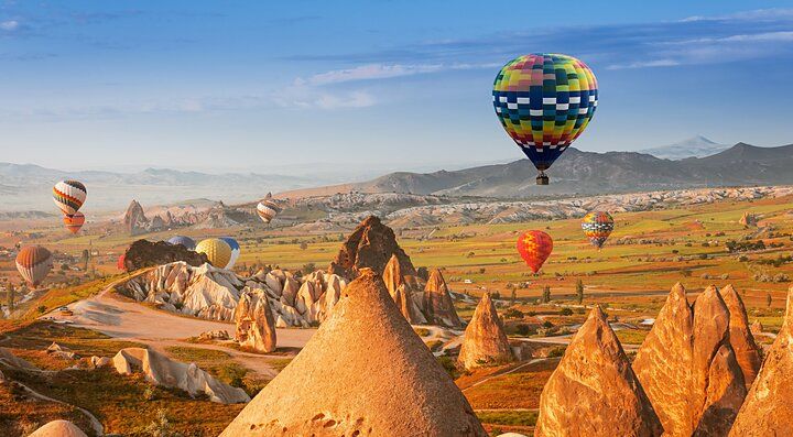 Mongolfiere volano sulla Cappadocia in Turchia.