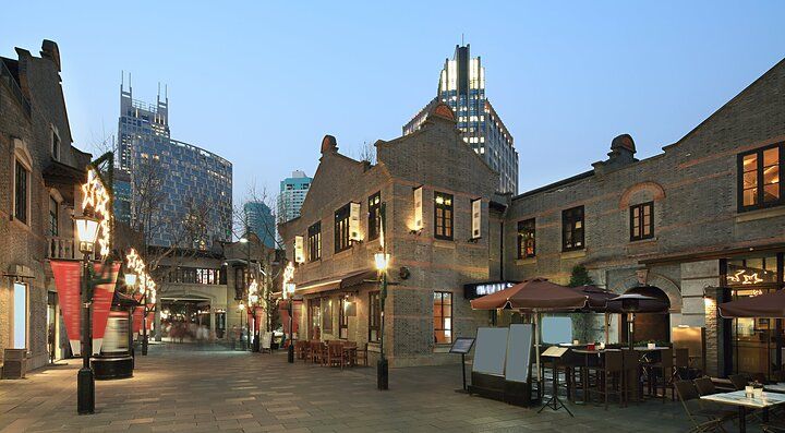 Strade e edifici storici del quartiere Xintiandi a Shanghai.