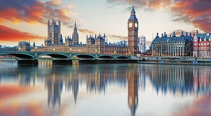 Il Big Ben e il Palazzo di Westminster riflessi nel Tamigi al tramonto.