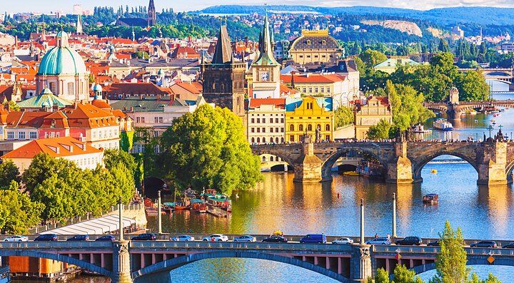 Vista panoramica di Praga con il Ponte Carlo sulla Moldava.