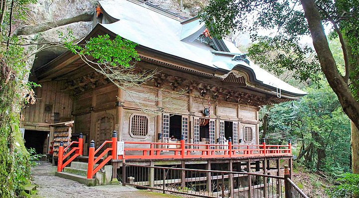 Tempio Rokugo Manzan circondato da alberi rigogliosi.