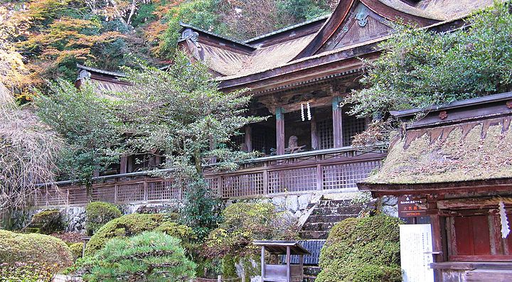 Santuario Mikumari immerso nella natura, con architettura tradizionale giapponese.