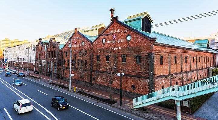 Edificio storico di mattoni rossi presso Sapporo Factory in Giappone.