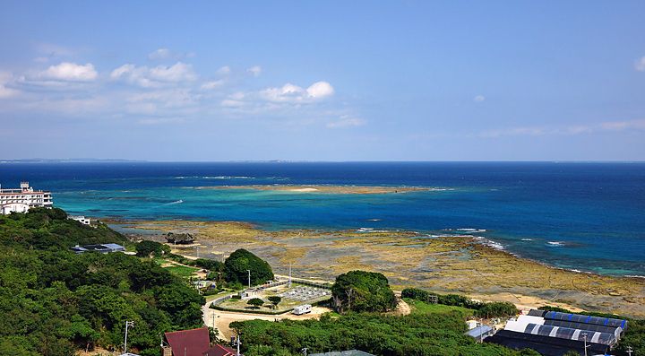 Vista del mare e vegetazione dal sito sacro di Sefa Utaki, Okinawa.