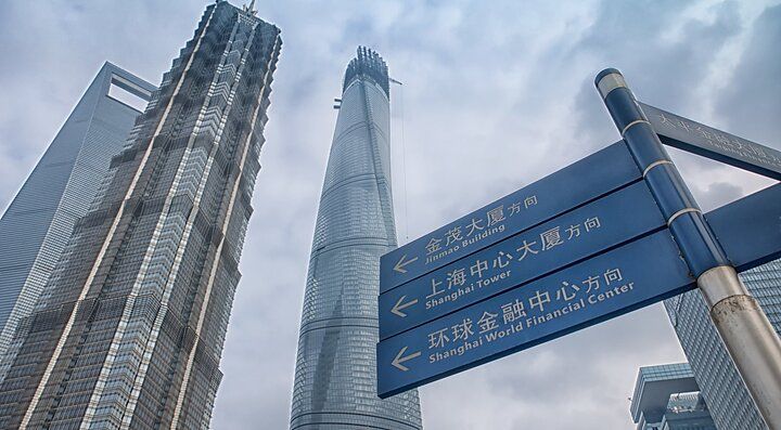 Grattacieli di Shanghai con un cartello direzionale in primo piano.