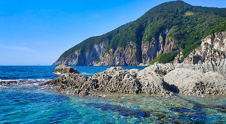 Costa rocciosa e mare limpido della penisola di Shimokita, Giappone.