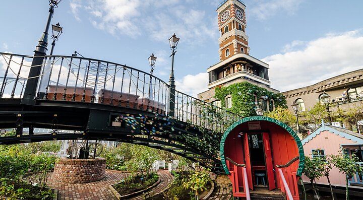 Giardino e torre dell'orologio della fabbrica Shiroi Koibito a Sapporo.