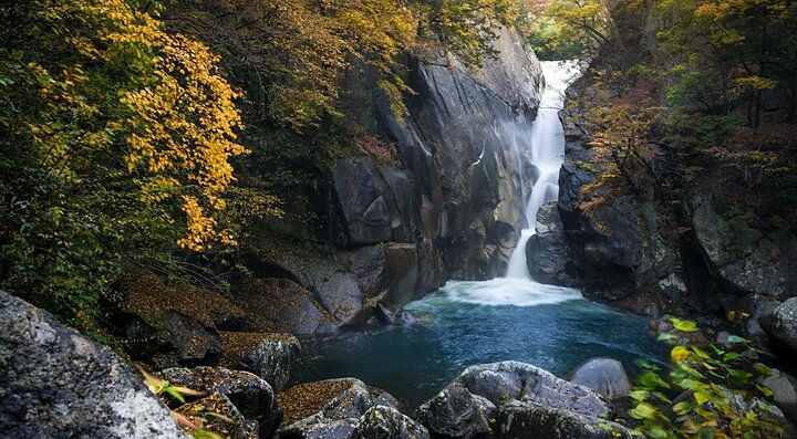 Cascata nel paesaggio naturale di Shosenkyo in autunno.
