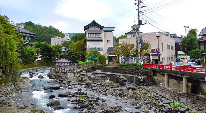 Il fiume attraversa Shuzenji Onsen con edifici tradizionali lungo le rive.