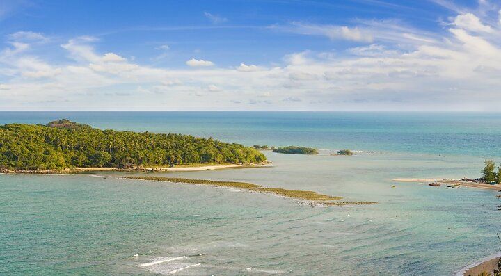 Spiaggia tropicale con acque turchesi a Koh Samui, Tailandia.