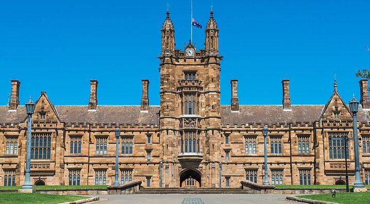 Edificio storico dell'università in Australia con cielo azzurro.
