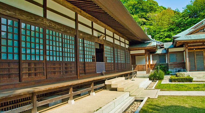 Tempio Jomyoji in legno con giardino circostante e folto verde.