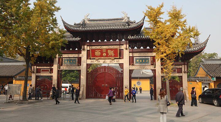 Ingresso del Tempio Longhua a Shanghai con alberi gialli.