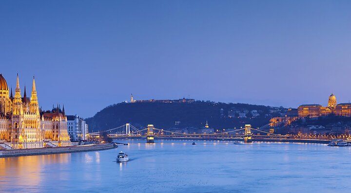 Veduta notturna del fiume Danubio con edifici illuminati a Budapest, Ungheria.