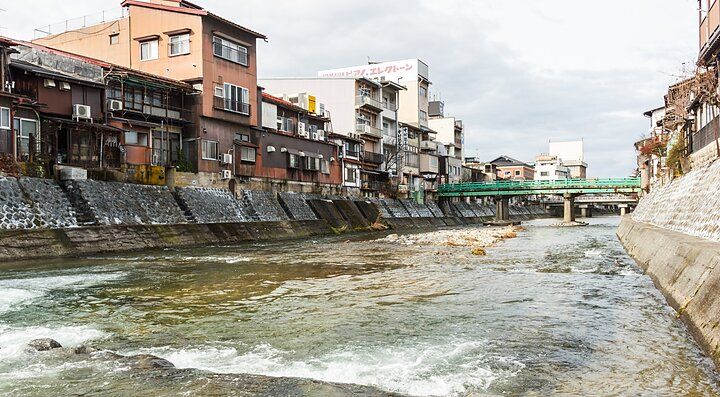 Fiume e edifici tradizionali a Takayama, Giappone.