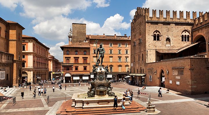 La Fontana del Nettuno nella piazza centrale di Bologna.